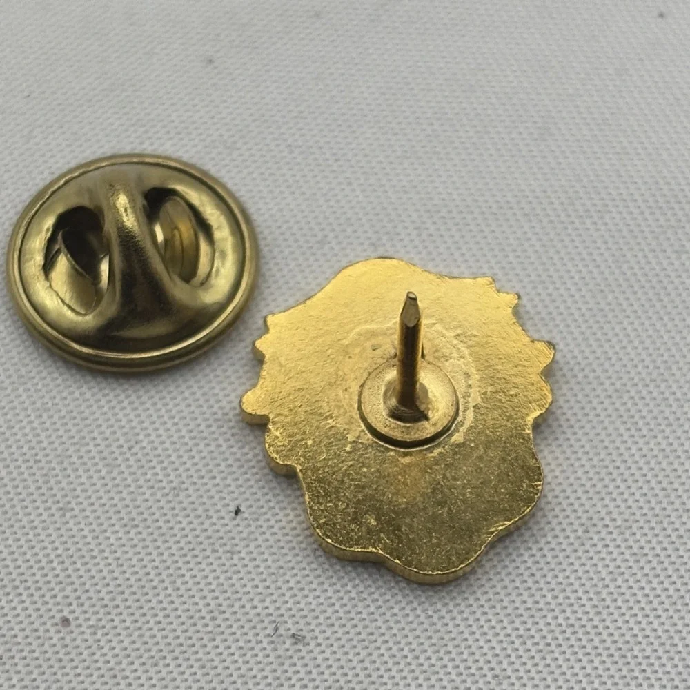 Winnipeg Canada Shield Crest City Motto Lapel Hat‎ Pin